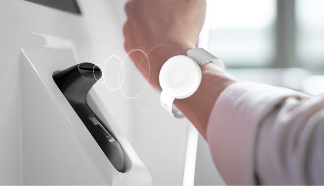 BLE silicone wristband near a reader